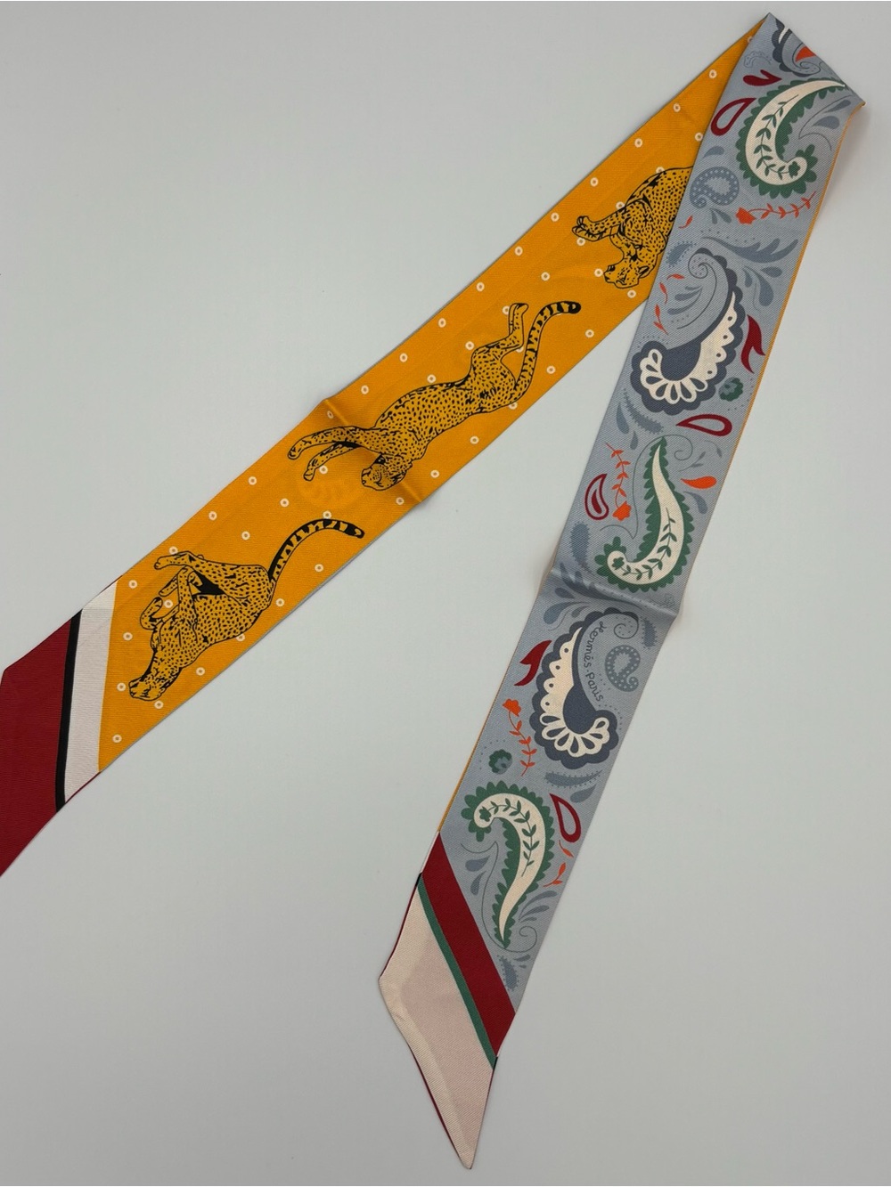 Hermes Guepards Bandana Twilly Silk Scarf Gris Perle Rouge H Paisley Cheetah - Picture 2 of 5